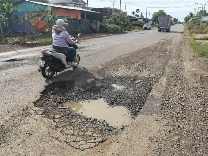 Đồng Nai: Nhiều 'ổ gà', 'ổ voi' trên tuyến ĐT.759 gây mất an toàn giao thông