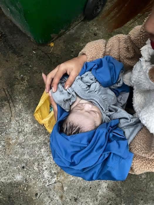 Quảng Nam: Bé trai sơ sinh bị bỏ rơi trong thùng rác