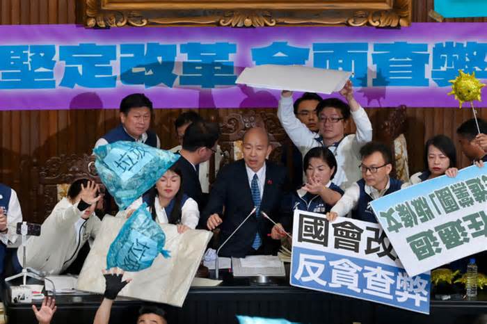 Căng thẳng và biểu tình ở Đài Loan vì đạo luật do đảng thân Trung Quốc đề xuất