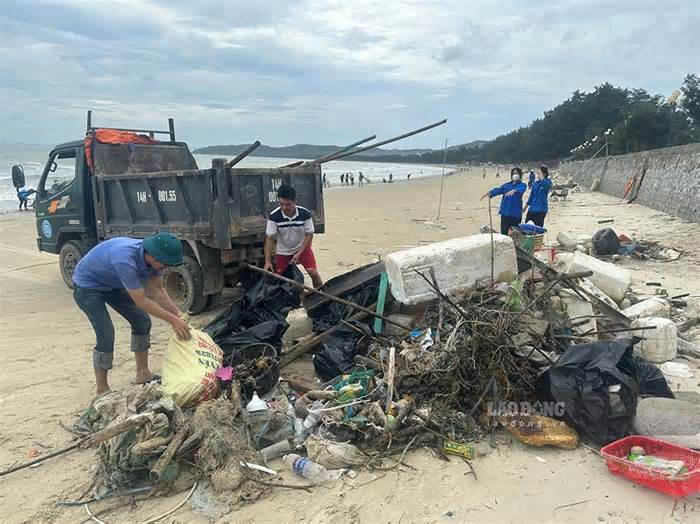 Liên tục thu gom phao xốp dọc bãi biển Cô Tô