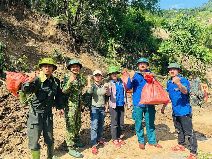 Những bước chân tình nguyện: 'Cõng' yêu thương ngược lên vùng cao