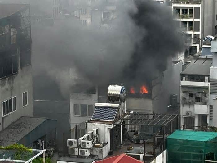 Hà Nội: Cháy nhà cao tầng phố Đông Các, nhiều người hoảng loạn