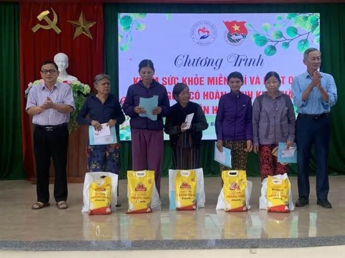 Bệnh viện ở Quảng Nam khám bệnh miễn phí, tặng quà Tết cho người dân khó khăn
