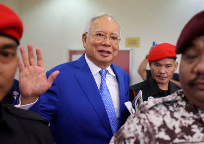 Cựu thủ tướng Malaysia Najib Razak được giảm nửa án tù