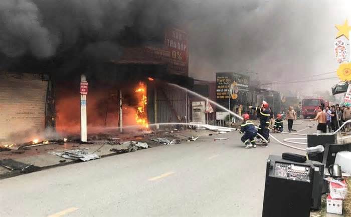 Cháy lớn tại siêu thị điện máy ở Hải Phòng