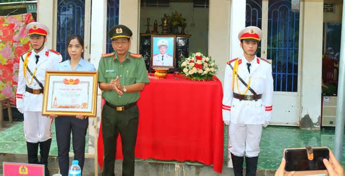 Trao bằng Tổ quốc ghi công cho liệt sĩ Hồ Tấn Dương hy sinh khi bắt trộm