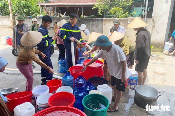 Điều xe cứu hỏa cấp nước sạch 'giải khát' cho bà con Hồng Lĩnh