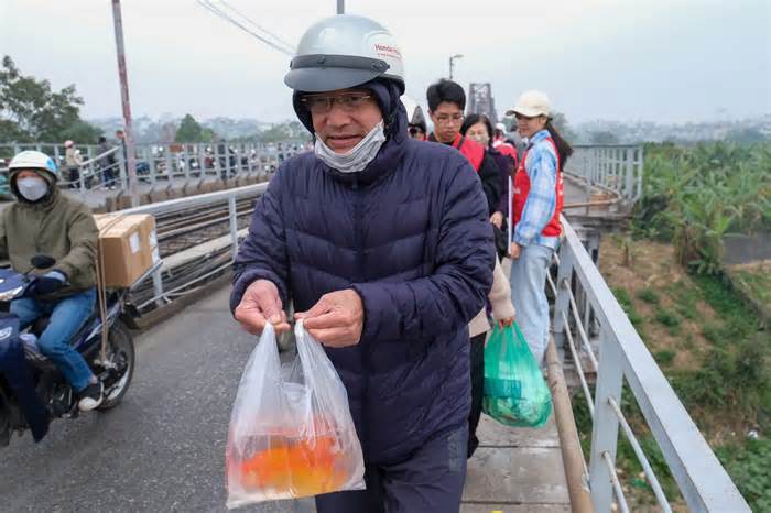 Thả cá koi tiễn Táo quân, không thả bao ni lông