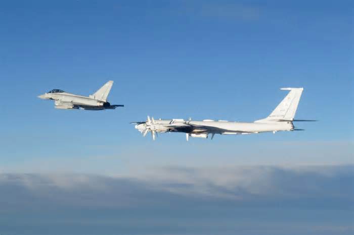 Châu Âu nâng cảnh giác khi máy bay ném bom Nga đi qua