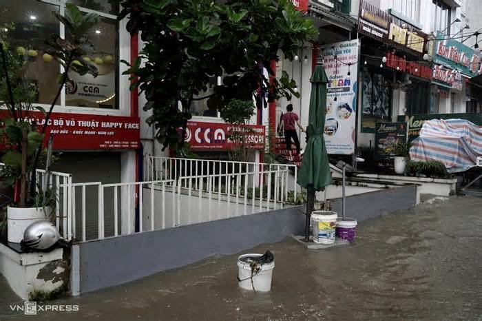 Hàng quán đóng cửa, xoay xở tránh mưa ngập vì bão Bualoi