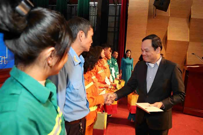 Phó Thủ tướng Trần Lưu Quang tặng quà công nhân, người lao động Hải Phòng