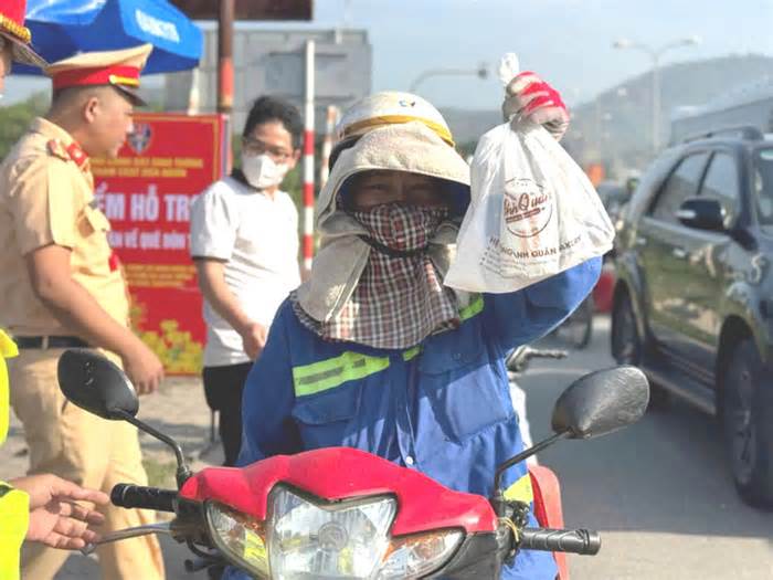 Cảnh sát giao thông Đà Nẵng ra đường ‘tiếp sức’ người về quê