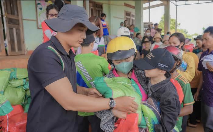 Trao tặng hàng trăm phần quà giá trị cho người lao động khó khăn ở Đắk Nông
