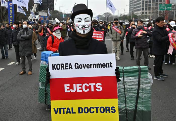 Hàn Quốc dùng biện pháp mạnh: tước giấy phép hành nghề 4.900 bác sĩ thực tập