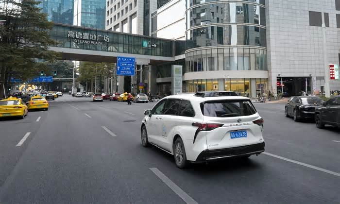 Sự cố trăm xe tê liệt dội 'gáo nước lạnh' vào ngành robotaxi