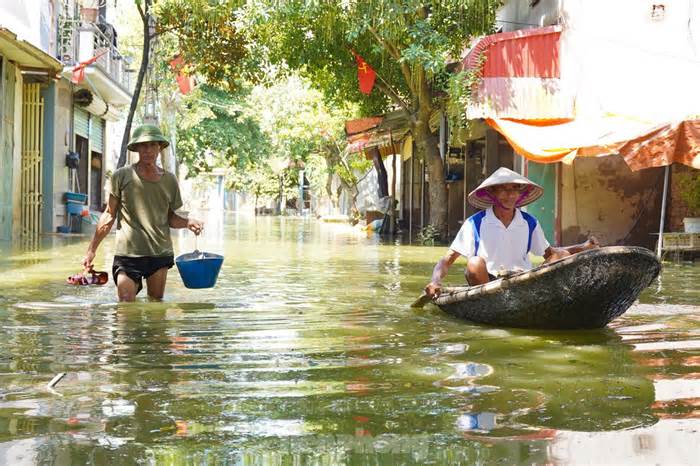 Nước rút, người dân Chương Mỹ trở về dọn dẹp nhà cửa sau lũ