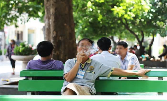 Ngày 31.5 - Băn khoăn về xử lý hút thuốc lá nơi công cộng