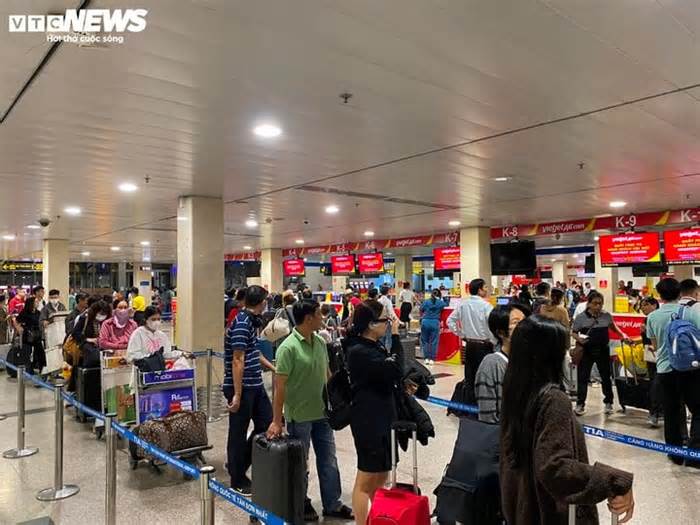 Sân bay Tân Sơn Nhất đón lượng khách chạm 'đỉnh' dịp Tết Nguyên đán