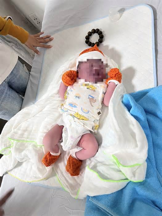 Tìm thân nhân cho trẻ sơ sinh bị bỏ rơi ở nhà vệ sinh bệnh viện