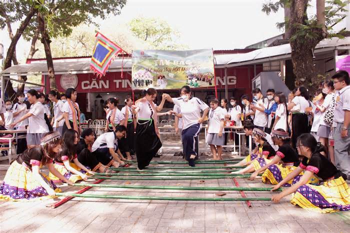 Hơn 2.000 học sinh hào hứng trải nghiệm văn hóa dân gian dịp Giỗ tổ Hùng Vương