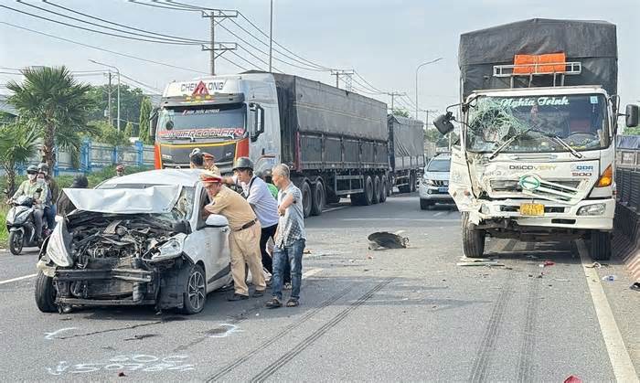 4 ôtô tông liên hoàn trên quốc lộ 1