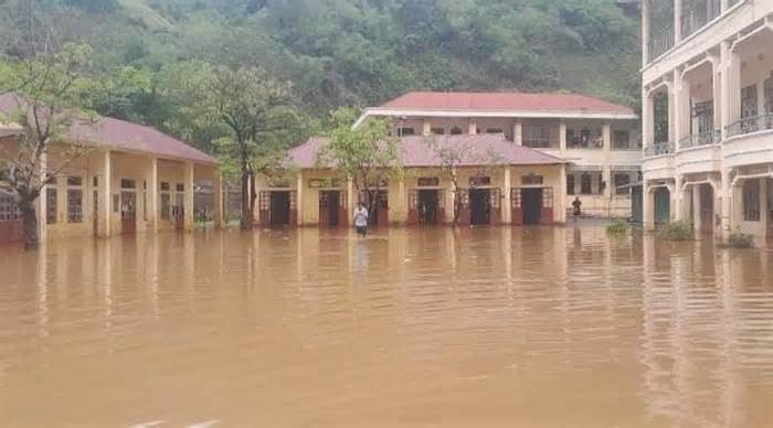Trường học vùng cao ngập trong biển nước, gần 200 học sinh phải nghỉ học