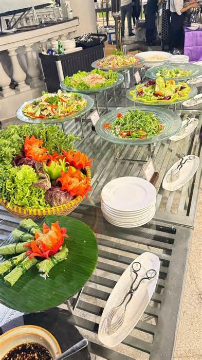 Hà Trí Quang - Thanh Đoàn chiêu đãi tiệc cưới buffet