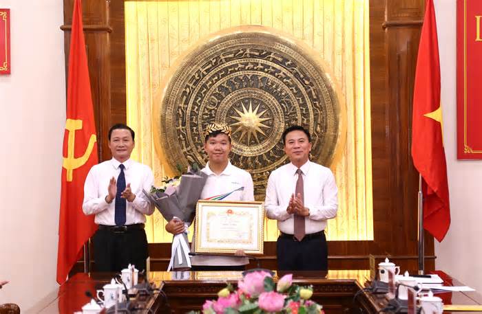 Lãnh đạo tỉnh Thanh Hóa trao thưởng cho tân quán quân Đường lên đỉnh Olympia