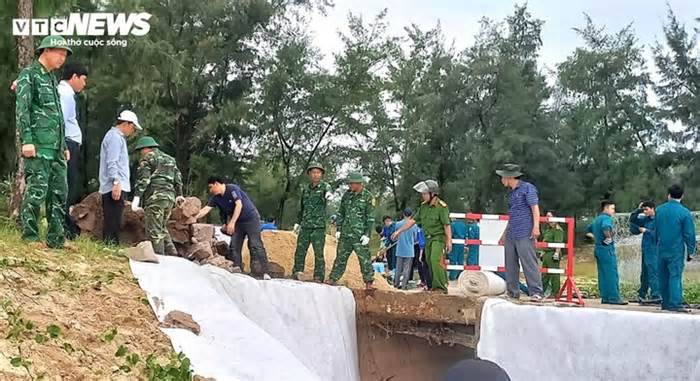 Hơn trăm người khắc phục kè biển bị sạt lở do mưa lũ ở Thừa Thiên - Huế
