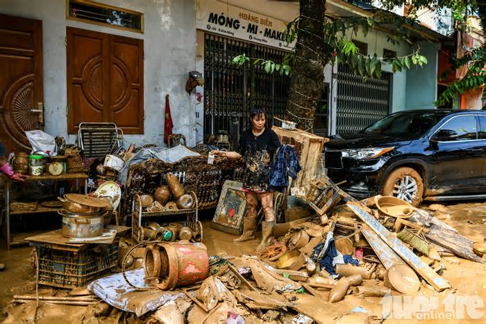 Cảnh TP Yên Bái ngập trong bùn đất, người dân dọn dẹp, vớt vát tài sản còn sót lại