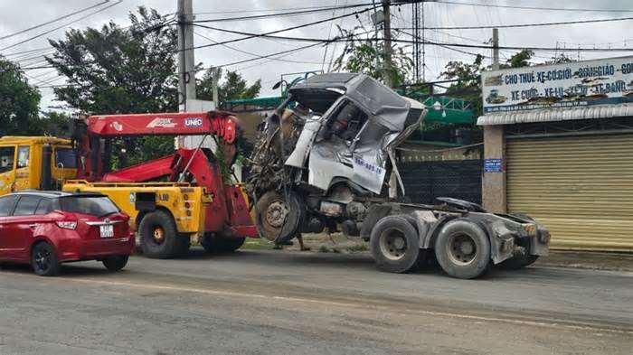 Phá ca bin cứu hai người mắc kẹt sau cú đối đầu của hai xe tải