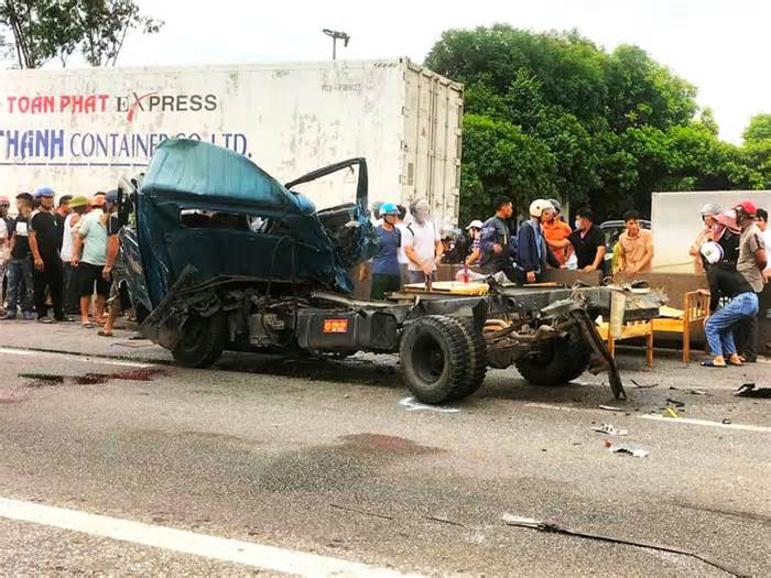 Xe tải bị tông biến dạng, 3 người trên xe tử vong tại chỗ