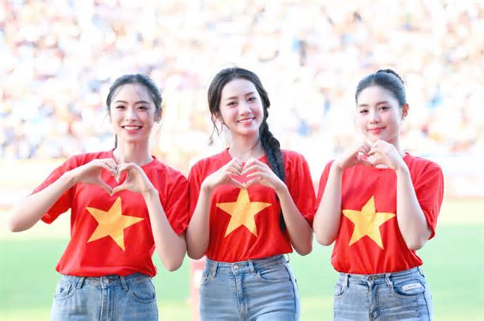 Hoa hậu Hà Trúc Linh phấn khích khi tới ‘chảo lửa’ Thiên Trường cổ vũ Siêu cúp quốc gia