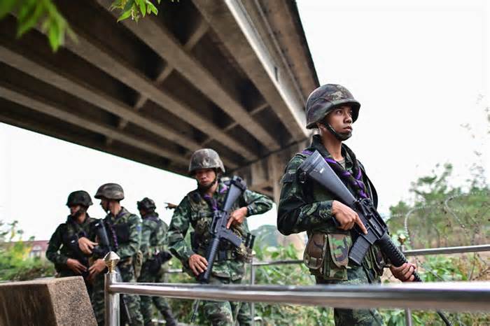 Phe nổi dậy thắng thế, 200 binh sĩ Myanmar rút lui về sát biên giới Thái Lan