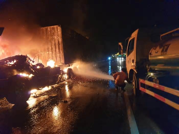 Ô tô bất ngờ bốc cháy dữ dội trên cao tốc Nội Bài - Lào Cai