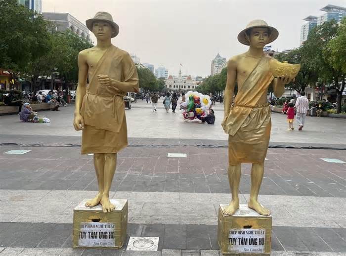 Nghề nhân tượng ở phố đi bộ Nguyễn Huệ: Kiên trì dù rất nhức mỏi do đứng quá lâu