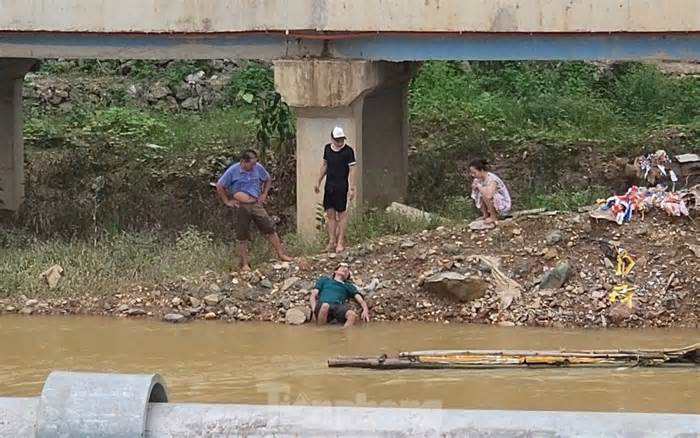 Cứu sống hai người đuối nước trong dòng nước xiết ở Cao Bằng