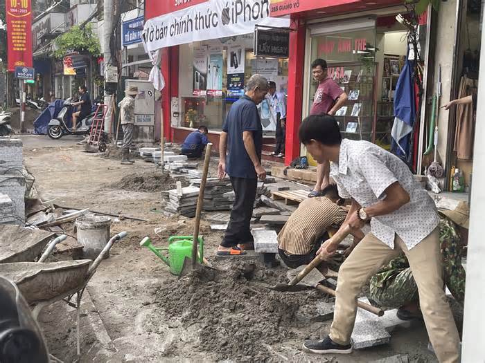 Hàng loạt tuyến phố của Hà Nội bị đào xới, lát đá vỉa hè
