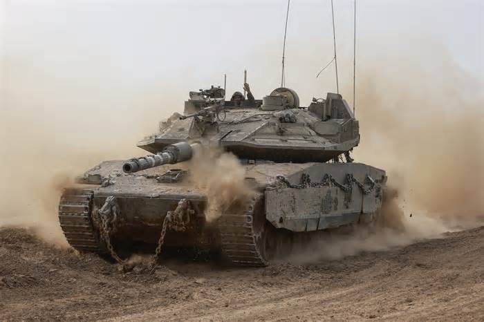 Israel không kích khắp Dải Gaza, đưa xe tăng trở lại phía bắc