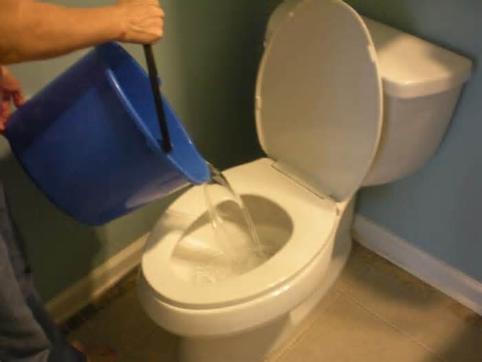 Tại sao không nên đổ nước thải sinh hoạt vào toilet?