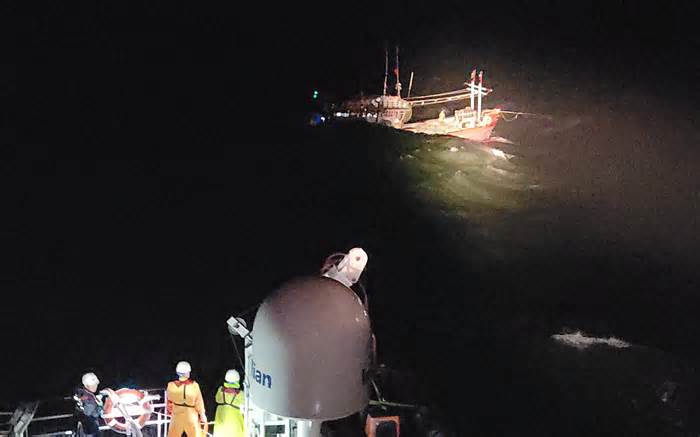 Tàu câu mực Quảng Nam bị sóng đánh chìm ở Trường Sa, 14 ngư dân mất tích trên biển