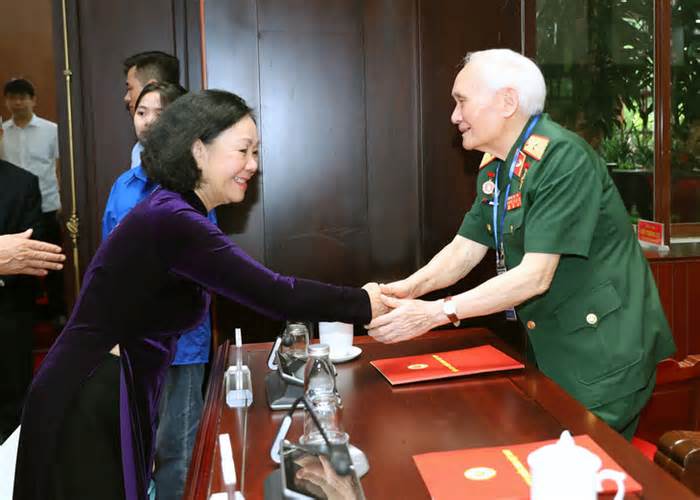 Cựu chiến binh, thanh niên xung phong tham gia chiến dịch Điện Biên Phủ gặp mặt ở thủ đô Hà Nội