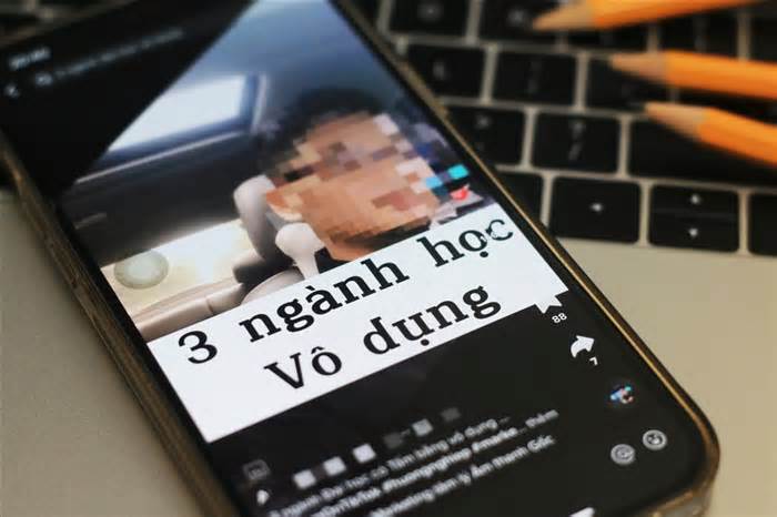 Tỉnh táo để không mắc bẫy lừa bởi video tư vấn ngành học trên mạng xã hội