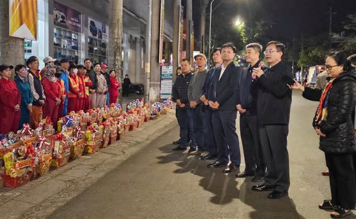 Bí thư Tỉnh ủy Đắk Lắk tặng quà công nhân môi trường đêm Giao thừa