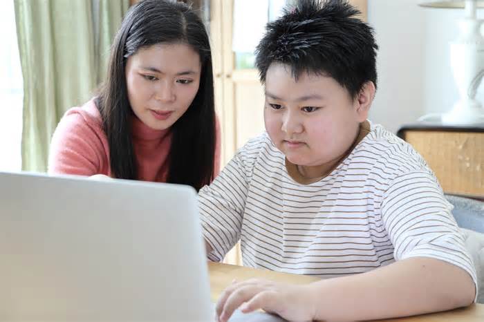 Mẹ 'học dậy thì' cùng con