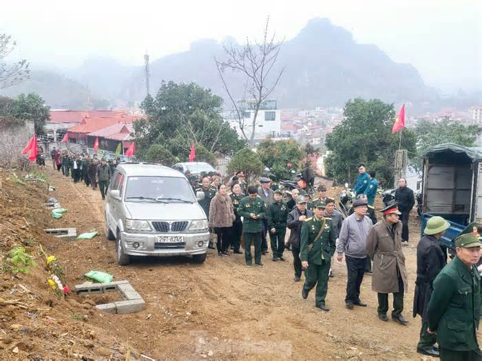 Nhiều đoàn cựu chiến binh tri ân đồng đội ở Pháo đài Đồng Đăng