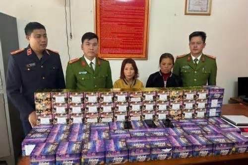 Bắt 2 phụ nữ mua bán, tàng trữ gần 130kg pháo nổ tại Nghệ An