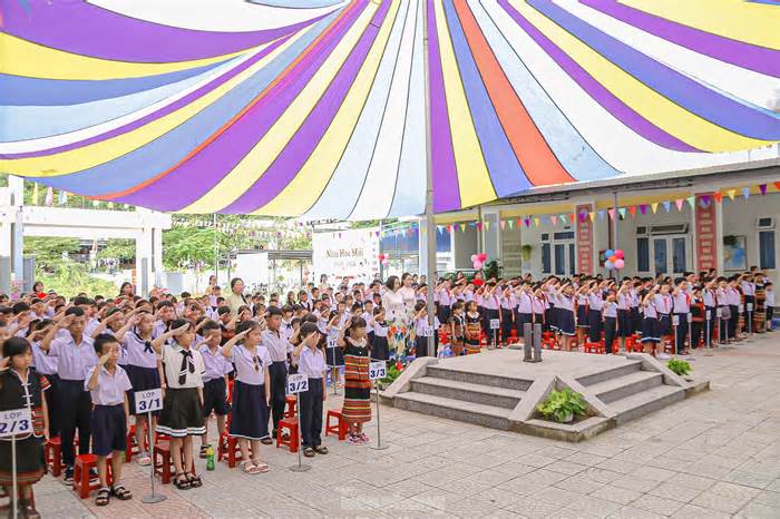 Học sinh đồng bào Cơ Tu bỡ ngỡ khi đến điểm trường mới