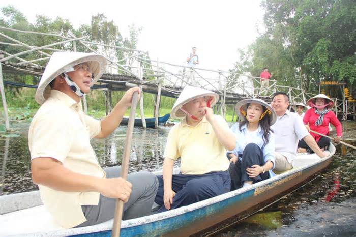 Bí thư Tỉnh ủy Long An chèo xuồng chở Tổng lãnh sự Hàn Quốc ngắm cảnh sông nước miền Tây