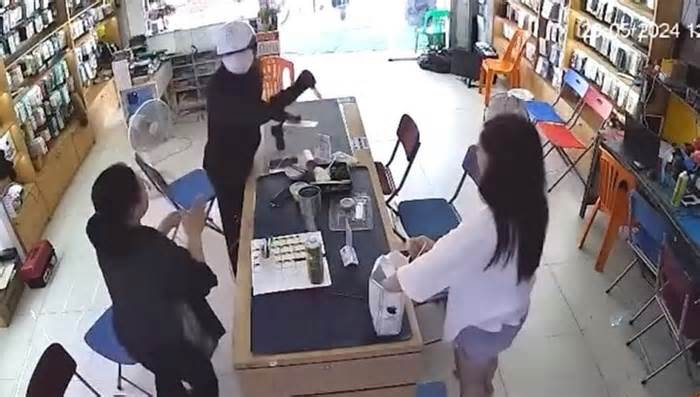 Truy tìm kẻ cầm vật nghi là súng và dao cướp cửa hàng điện thoại ở Nghệ An